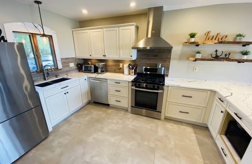 Amherstburg House | LAKE Escape Retreat - Onsite Beach Dock Waterfront Boat Ramp