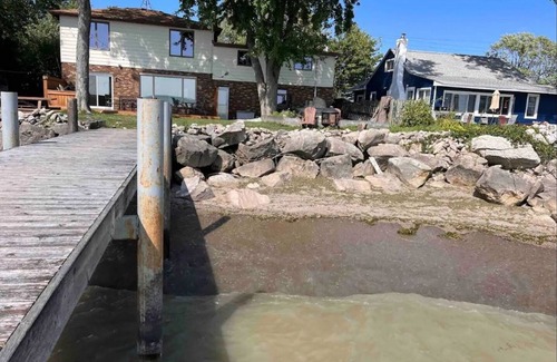 Amherstburg House | LAKE Escape Retreat - Onsite Beach Dock Waterfront Boat Ramp