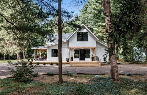 Grand Junction House | Lake family paradise: pickleball, hot tub & more
