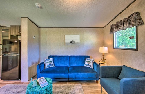 Alba House | Lake Fork Getaway: Tiny Home in Alba w/BBQ!