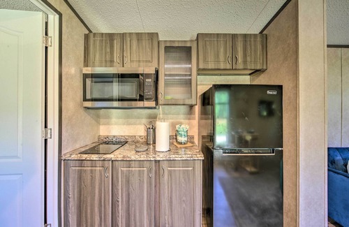 Alba House | Lake Fork Getaway: Tiny Home in Alba w/BBQ!