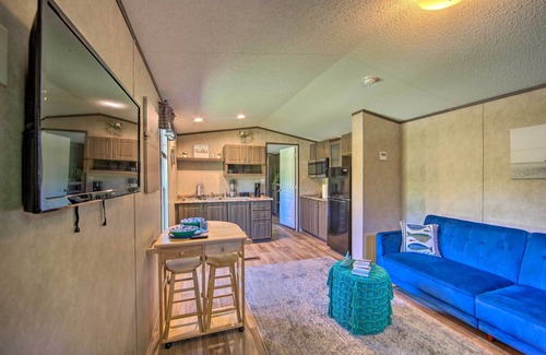 Alba House | Lake Fork Getaway: Tiny Home in Alba w/BBQ!