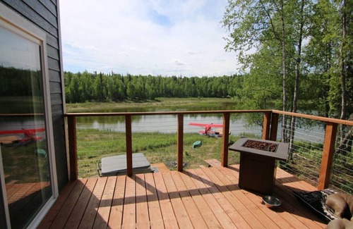 Talkeetna House | Lake front - 2 bedroom, 1 loft home with hot tub