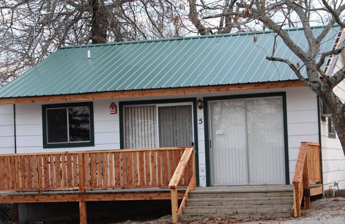 Oakland Resort | Lake front cabin on Bull Shoal Lake