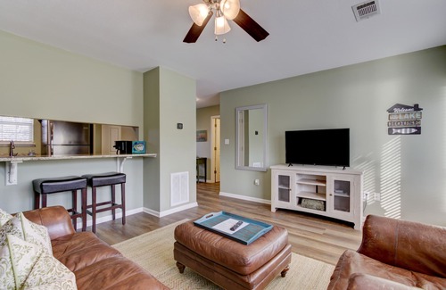 Mid America Condo | Lake Front Condo, With Boat Slip/Unit 10/Close to Bathhouse Row and Oaklawn!