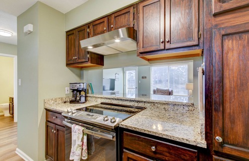Mid America Condo | Lake Front Condo, With Boat Slip/Unit 10/Close to Bathhouse Row and Oaklawn!