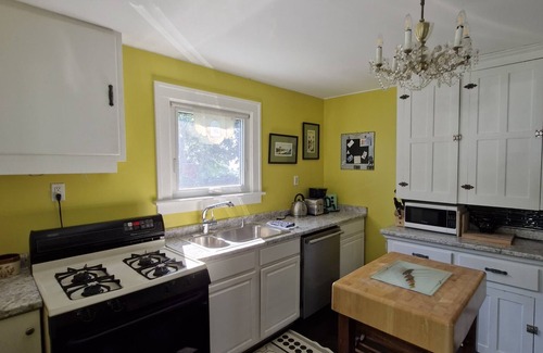 Colchester Cottage | Lake front escape - a quiet lake front cottage with easy access to the beach