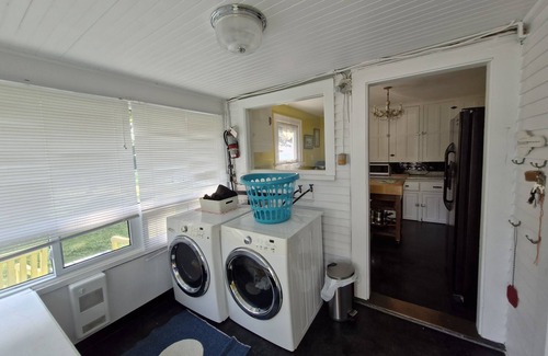 Colchester Cottage | Lake front escape - a quiet lake front cottage with easy access to the beach