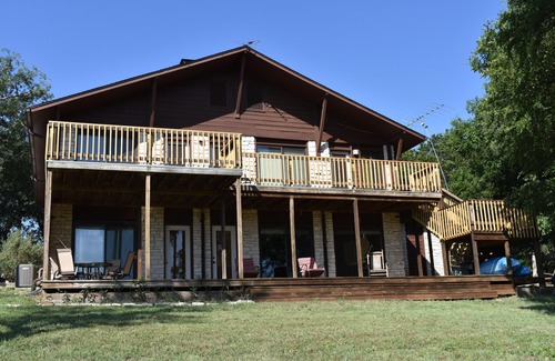 Clifton House | LAKE FRONT Home - Walk down to waters edge!