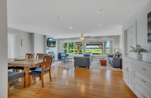 Annandale House | Lake Front Home with Pool and Stunning Views