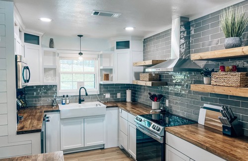 Hoyt House | Lake Front House w/beach access, Pool Table, Arcades, Kayaks & Bunk Room