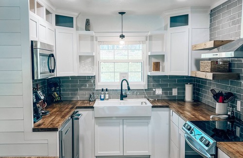 Hoyt House | Lake Front House w/beach access, Pool Table, Arcades, Kayaks & Bunk Room