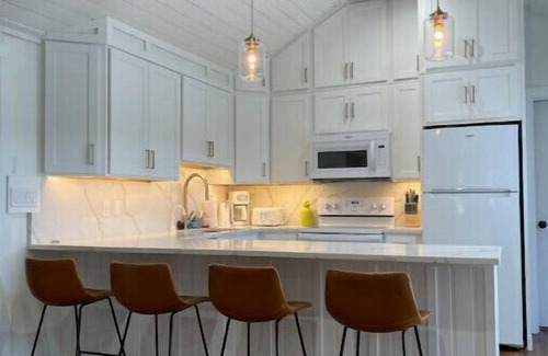 Burlington House | Lake Front: New Cottage Charmn