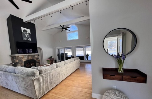 Monmouth House | Lake Front Retreat
