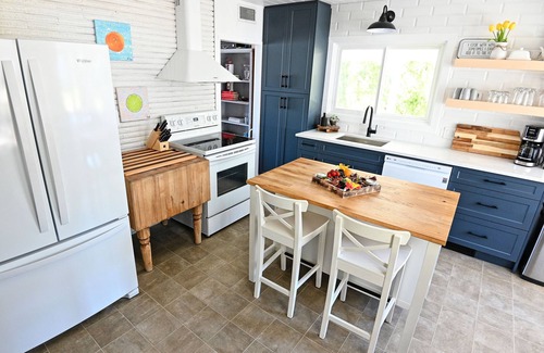 Blind Bay House | Lake Front, Stunning Lake Views, Family Friendly, hot tub