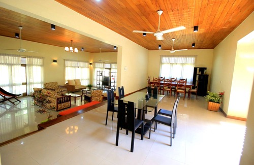 Peliyagoda Hotel | Lake Garden Villa - Kelaniya