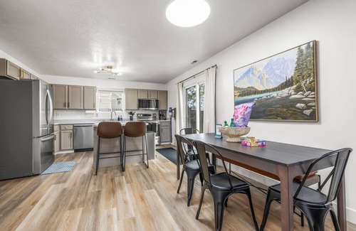 Lehi House | Lake + Green Escape | Lakeview | Garage
