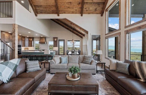 Fish Haven House | Lake Haven Lodge | Private Pickleball Court |Sleeps 40 | Spa | Views
