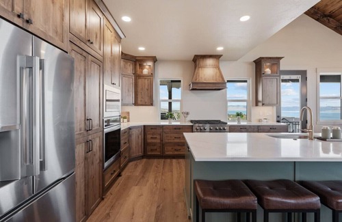 Fish Haven House | Lake Haven Lodge | Private Pickleball Court |Sleeps 40 | Spa | Views