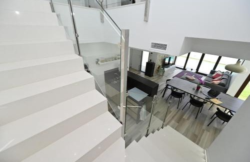 Los Balcones Villa | Lake House by United Renters
