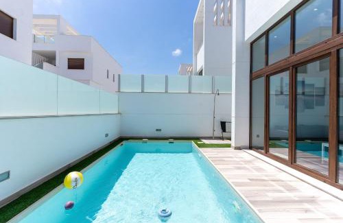 Los Balcones Villa | Lake House by United Renters