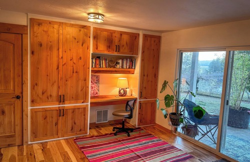 Cottage Grove House | Lake house getaway - one bedroom, pellet stove, sauna