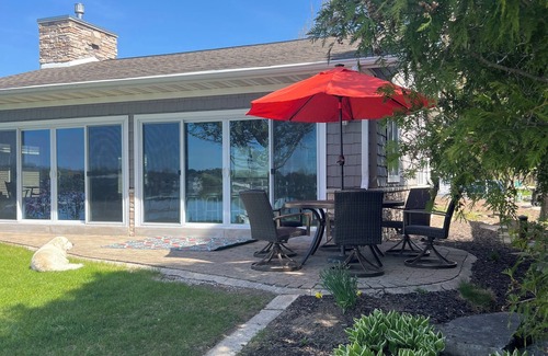 Hartford House | Lake House minutes to Erin Hills Golf Course, Holy Hill and Ice Age Trail
