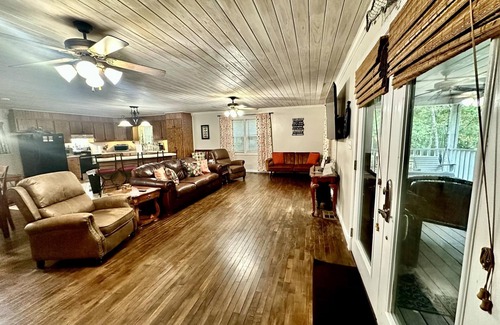 Russellville House | Lake House on Cedar Creek Lake - Hoot Hoot Holler Hideaway