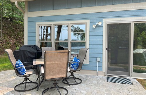 Florence House | Lake House on Lake Ellwood - 10 minutes from town and 10 steps to the water!