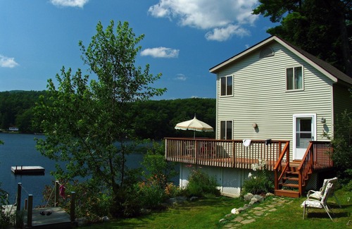 Woodsville House | LAKE HOUSE on the water w/2 kayaks, canoe, huge deck, swim raft, dock, fire pit