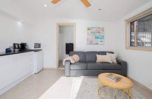 Tuggerawong House | Lake House Studio A Peaceful Waterfront Hideaway