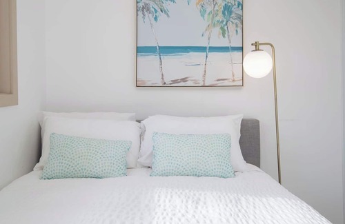 Tuggerawong House | Lake House Studio A Peaceful Waterfront Hideaway