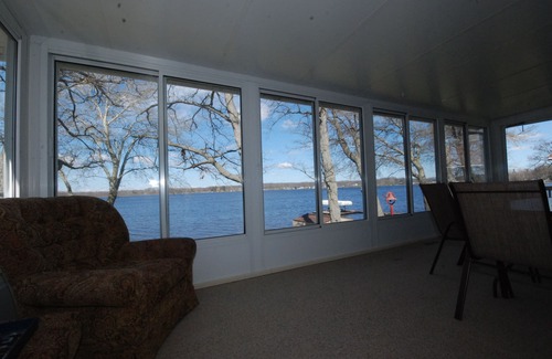 Delton House | Lake House with Sandy Beach and Amazing Sunsets