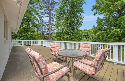 Lavonia Cabin | Lake It Easy – Cozy Hartwell Retreat with Big Dock & Stunning Views