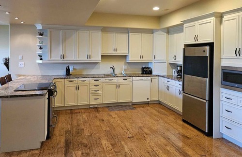 Twin Bay Apartment | Lake Living at its' best!
