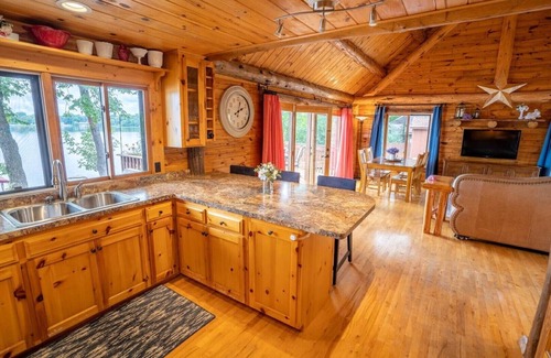 Roseville Cabin | Lake Living in the heart of Twin Cities~Quiet, Relaxing Getaway~