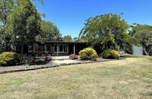 Mansfield House | Lake Lodge - Mansfield Waterfront