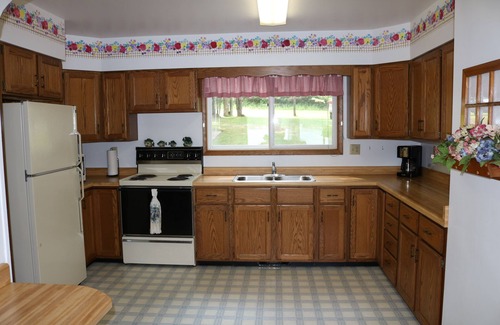 Loretto Cottage | Lake Louise cottage near Loretto Michigan