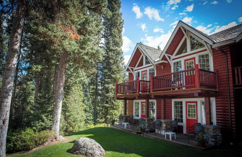 Lake Louise Cabin | Lake Louise Cozy Cabin | Fireplace & Balcony