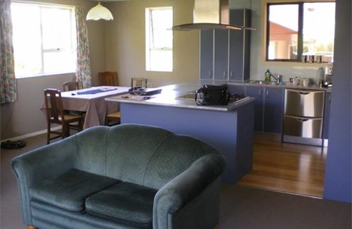 Manapouri House | Lake Manapouri Town House - with WiFi
