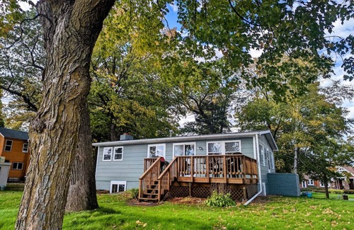 Buffalo Cottage | Lake Martha Cottage: beachside, peaceful & homey