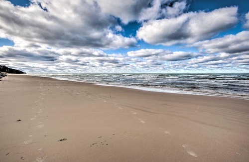 Mears House | Lake Michigan Gem Less Than Half-Mi to Private Beach!