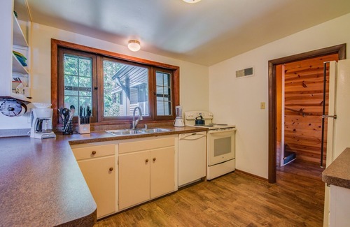 Oostburg Cottage | Lake Michigan Sand Beach & Wooded Privacy