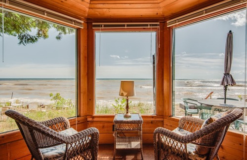 Oostburg Cottage | Lake Michigan Sand Beach & Wooded Privacy