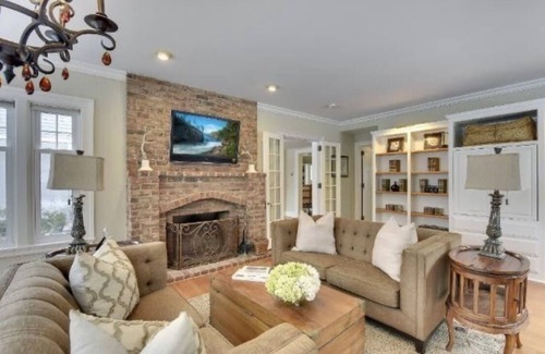 Minnetrista House | Lake Minnetonka Beauty! Sleeps 18 ~ Dramatic Sweeping Views Of The Upper Lake