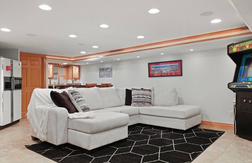 Monona House | Lake Monona Waterfront + HOT TUB + Game Room