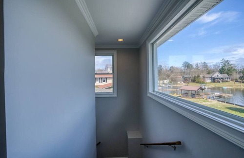 Leesville House | ✵Lake Murray | Lakeshore Lodge ✵ Waterfront + Pool