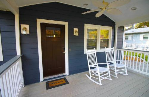 Mayhew House | Lake Norman Experiences Waterfront Cottage with Boat Rental and Private Bar