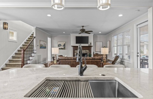 Reynolds Landing House | Lake Oconee Getaway. Spacious family & pet-friendly retreat in gated community