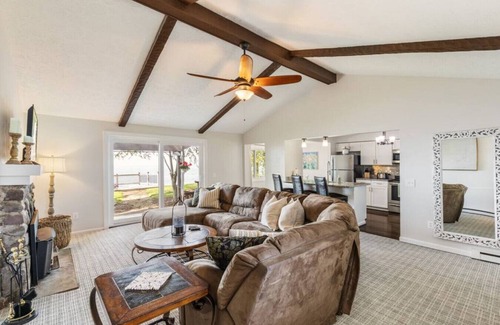 Williamson House | Lake Ontario Beauty! Sleeps 4!